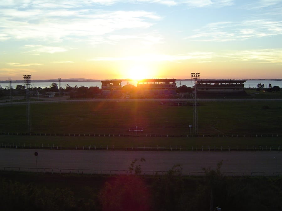 Pôr do sol sobre o Guaíba visto do bairro Cristal
