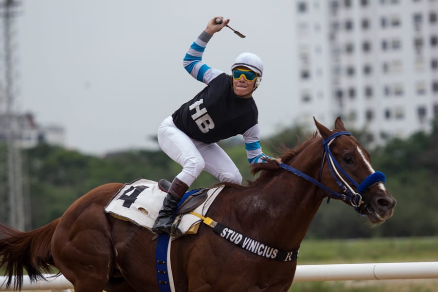 Jóquei comemora a vitória no Hipódromo do Cristal