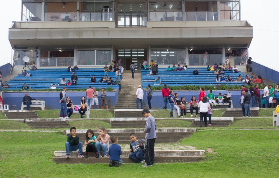 Pavilhão social do Hipódromo do Cristal visto do gramado